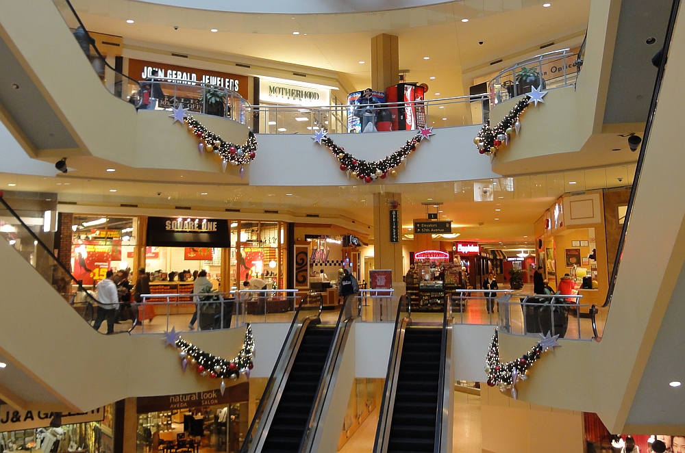 ... York Shopping-Center KaufhÃ¤user Macys BloomingdaleÂ´s Queens Center